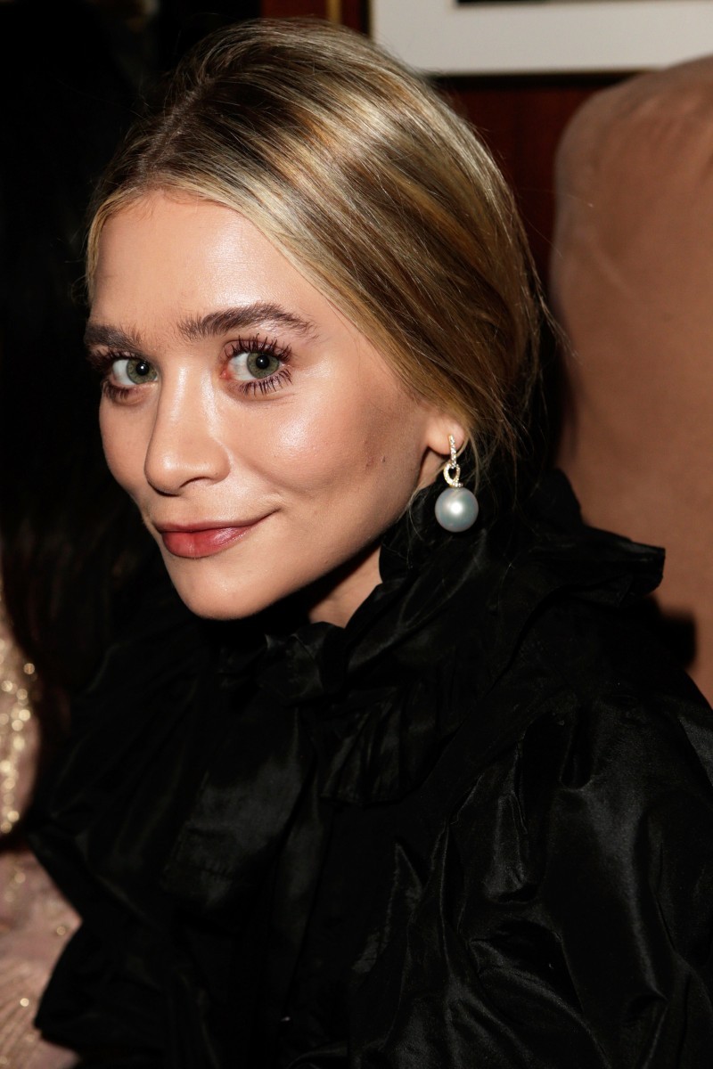 CELEBRITIES IN PEARLS: Ashley Olsen looks great in Large Pearl Earrings ...